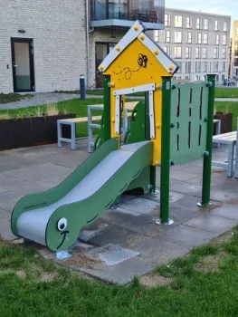 Miniplay Anne U3 play tower on a concrete surface